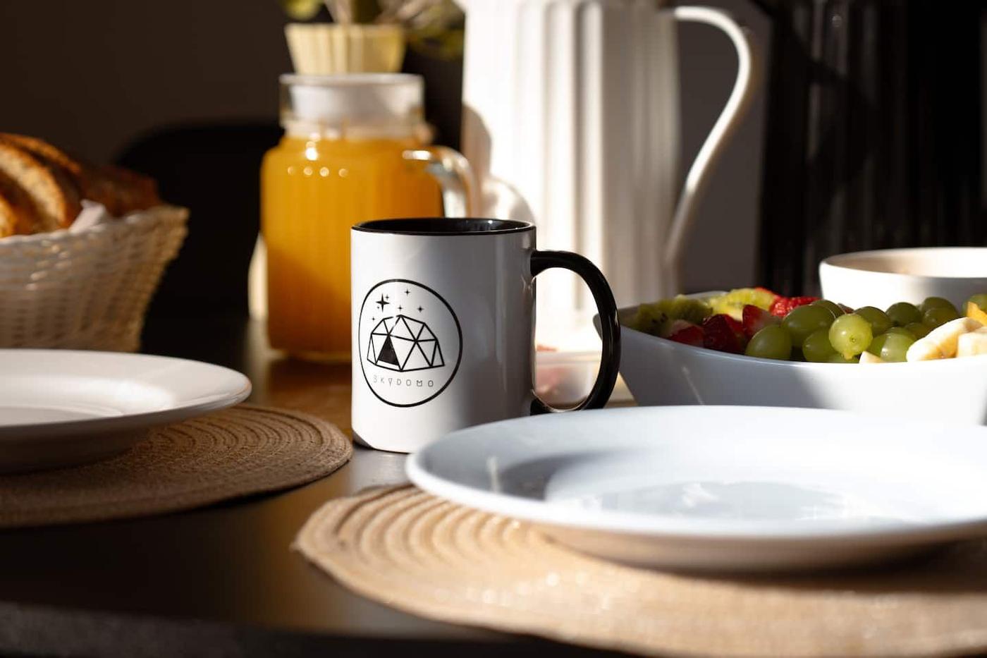 Café da manhã com frios, frutas e pão caseiro