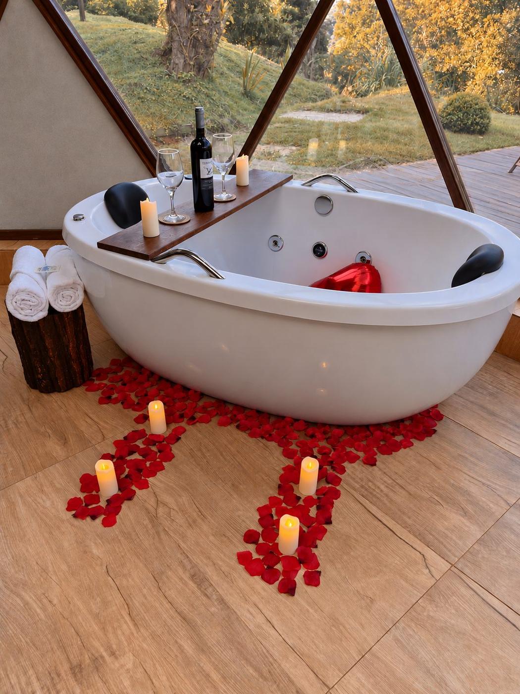 Hidromassagem do Domo decorada com pétalas de rosa, velas e vinho